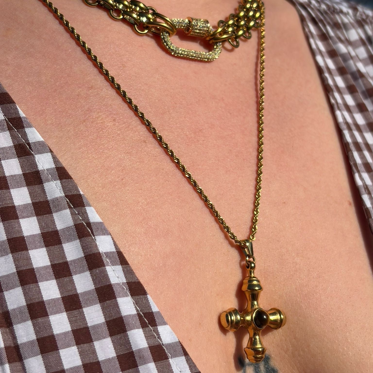 collier en croix avec perle au centre