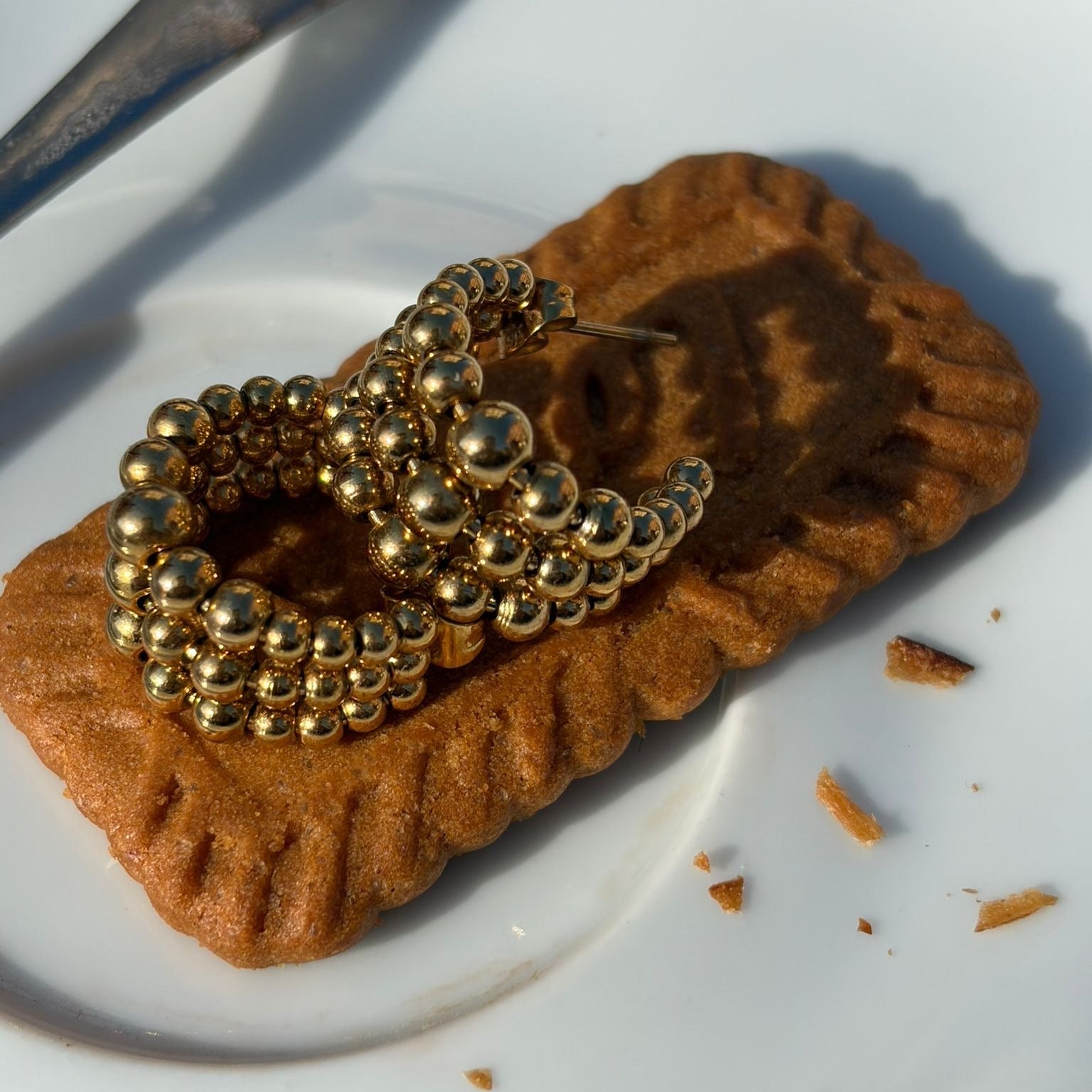 mini boucles perlés, dorées sur biscuit