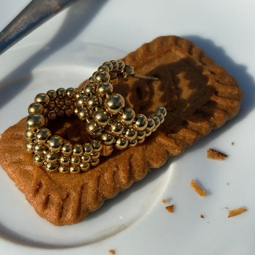 mini boucles perlés, dorées sur biscuit