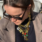 collier tres maximaliste avec diverses breloques et de couleur