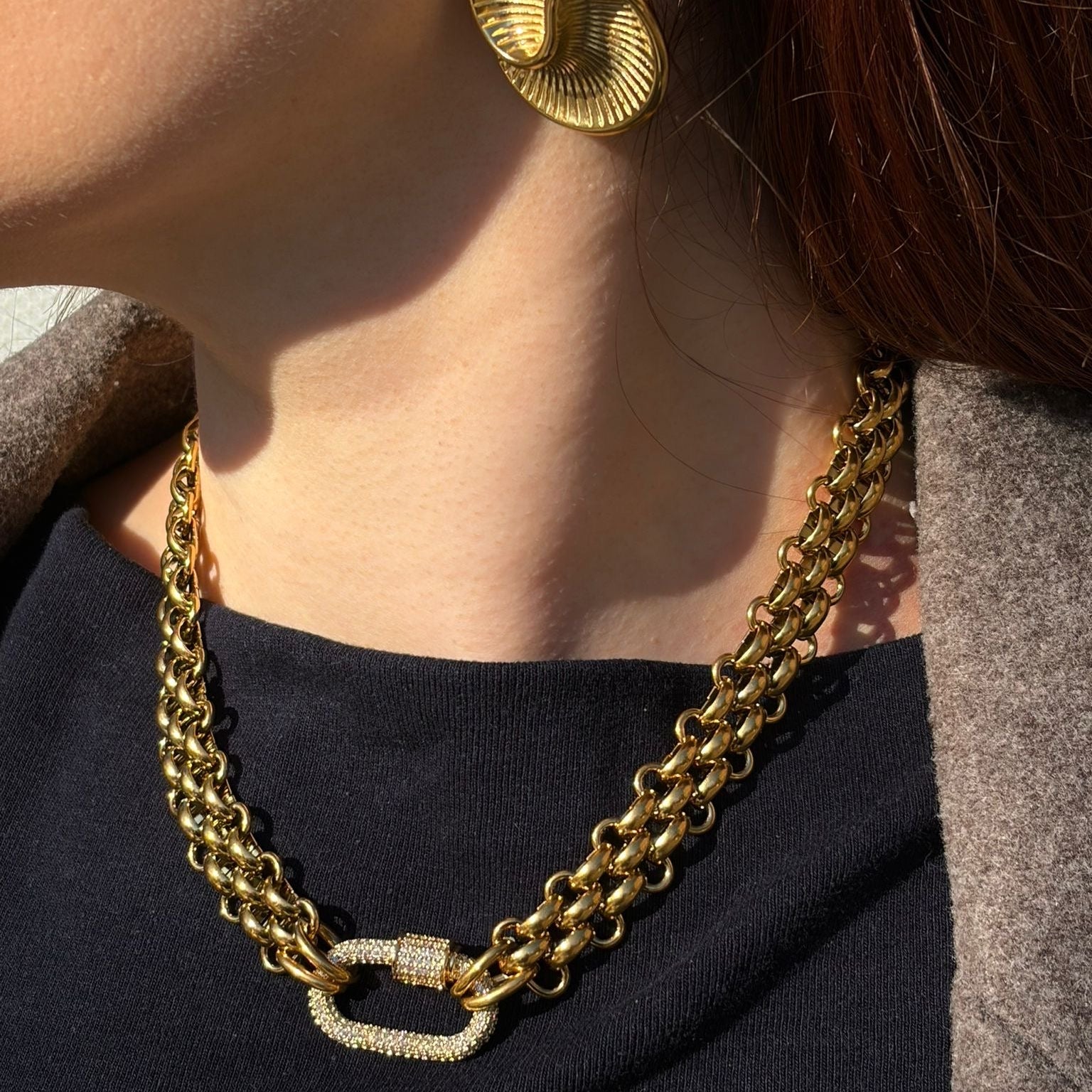 collier maximaliste doré à ouvertre en mousqueton