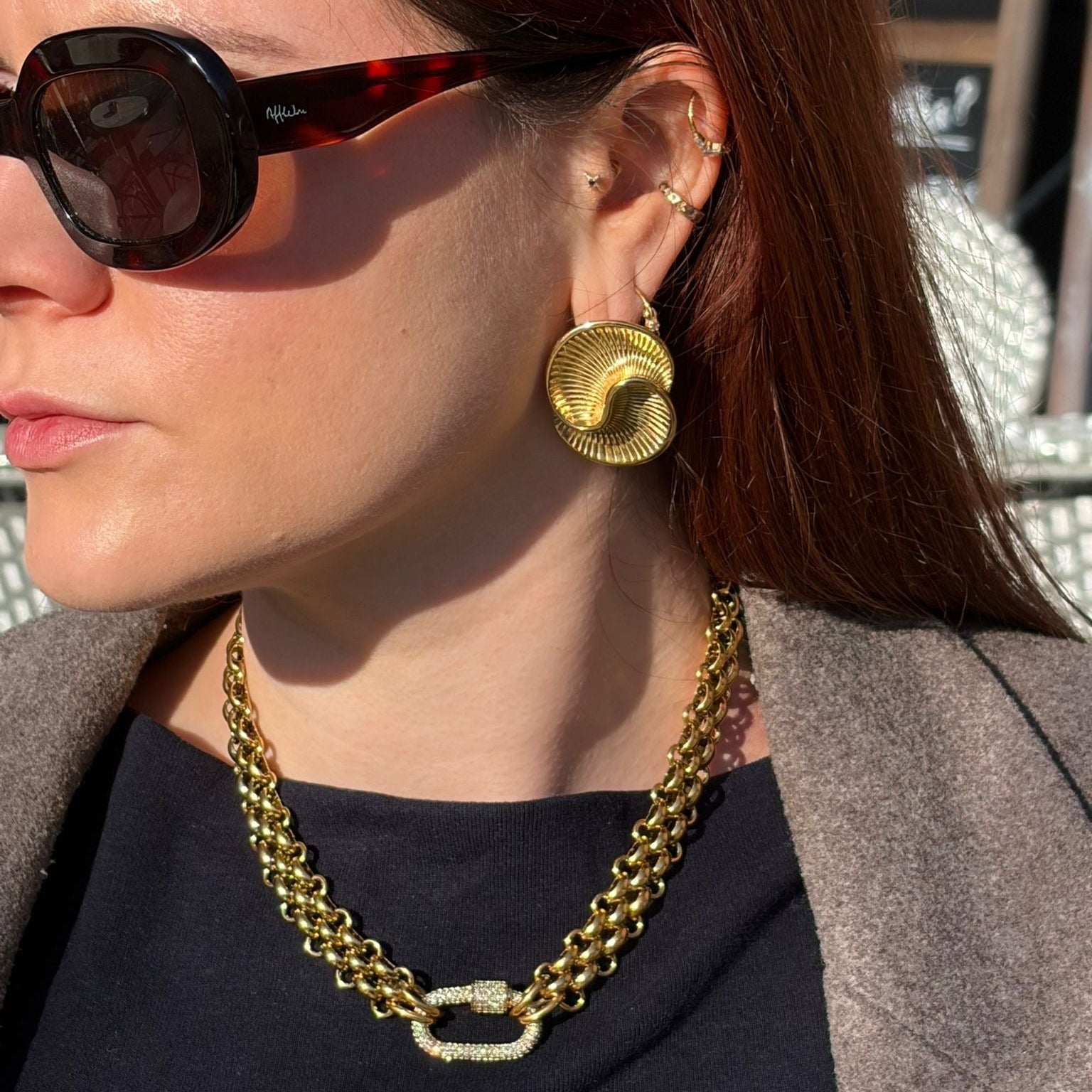grosses boucles d'oreilles maximalistes en doubles gouttes dorées