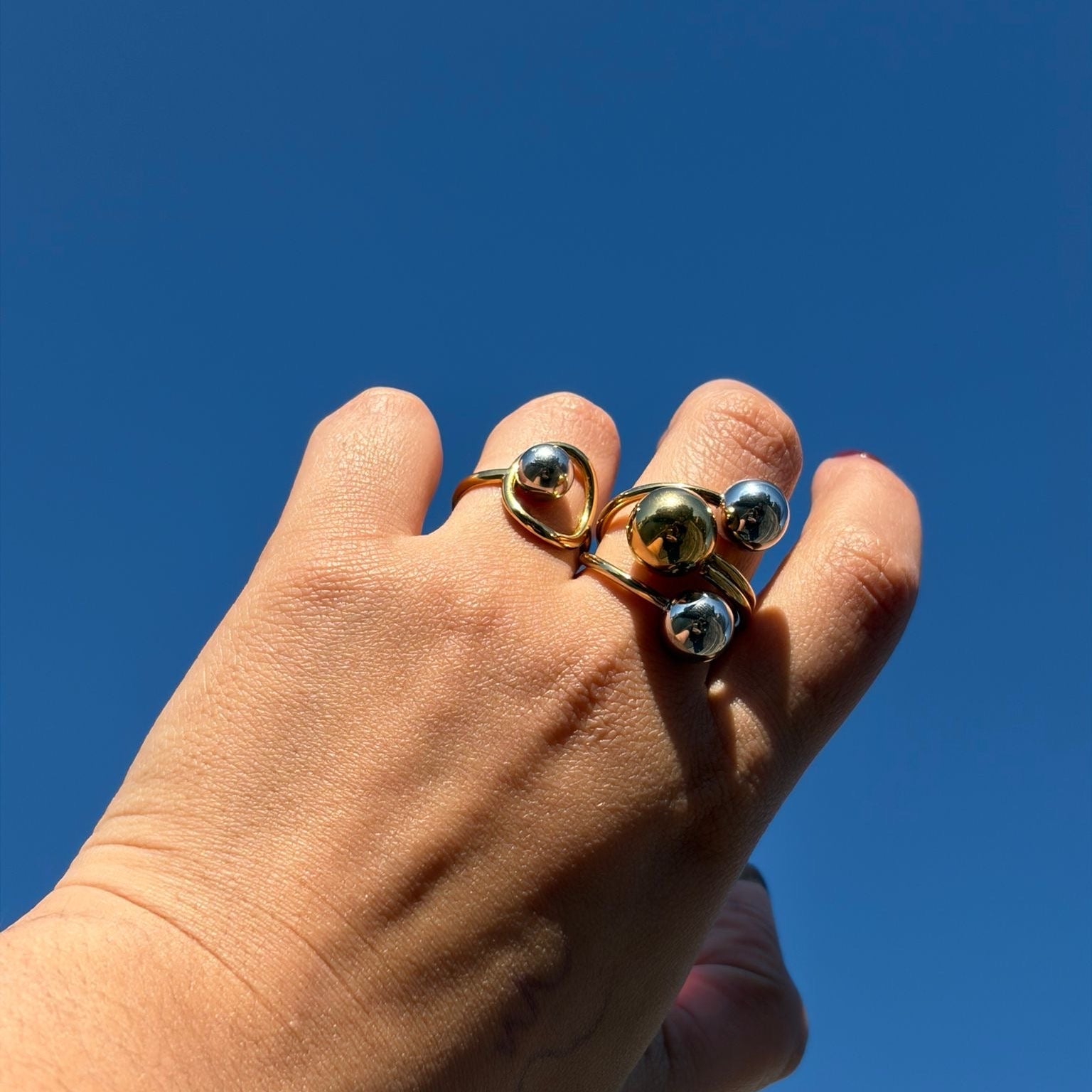 bague maximaliste doré avec boule argentée