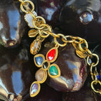 collier maximaliste sur aubergine