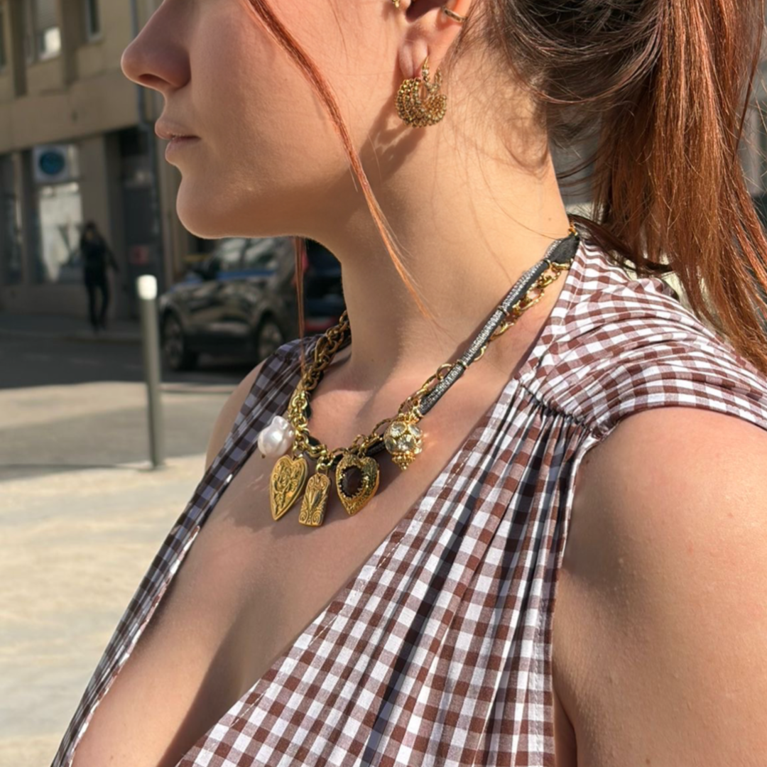 collier maximalise à breloque et tissu noir 